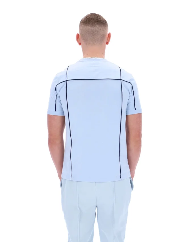 Camiseña Terri Skyway con ribetes en contraste