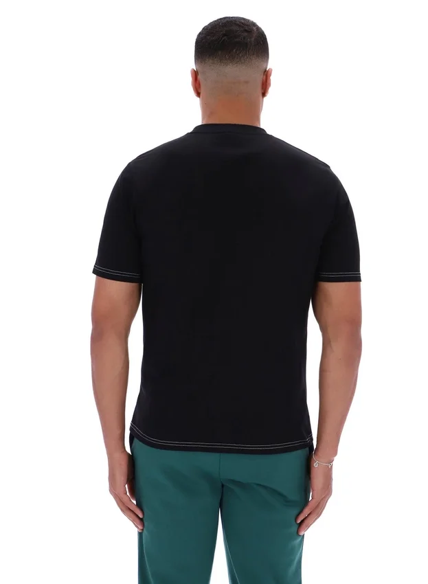 Camiseta negra Trey con costuras en contraste