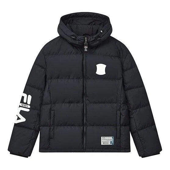 Chaqueta de plumón con capucha oversize de la colaboración Fila x Mihara Yasuhiro «Negro, Blanco, Azul»
