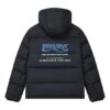 Chaqueta de plumón con capucha oversize de la colaboración Fila x Mihara Yasuhiro «Negro, Blanco, Azul»