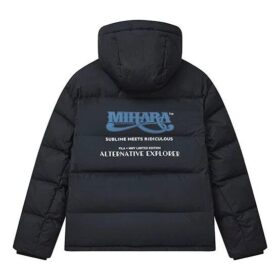 Chaqueta de plumón con capucha oversize de la colaboración Fila x Mihara Yasuhiro «Negro, Blanco, Azul»