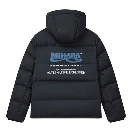 Chaqueta de plumón con capucha oversize de la colaboración Fila x Mihara Yasuhiro «Negro, Blanco, Azul»