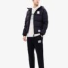 Chaqueta de plumón con capucha oversize de la colaboración Fila x Mihara Yasuhiro «Negro, Blanco, Azul»