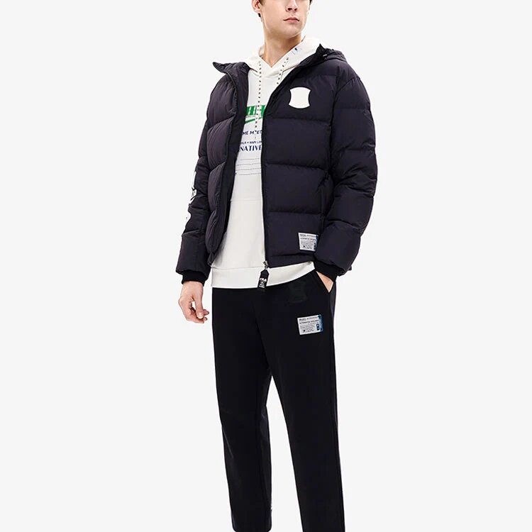 Chaqueta de plumón con capucha oversize de la colaboración Fila x Mihara Yasuhiro «Negro, Blanco, Azul»