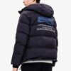 Chaqueta de plumón con capucha oversize de la colaboración Fila x Mihara Yasuhiro «Negro, Blanco, Azul»