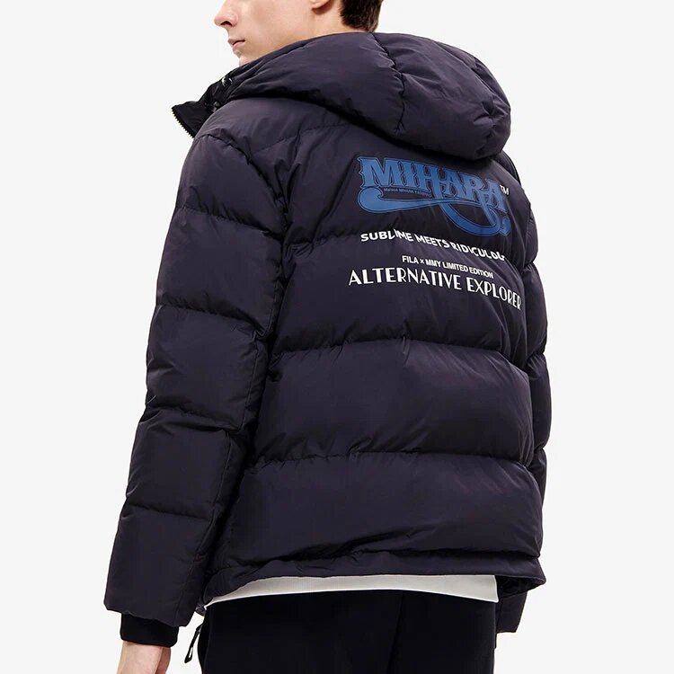 Chaqueta de plumón con capucha oversize de la colaboración Fila x Mihara Yasuhiro «Negro, Blanco, Azul»