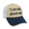 Gorra clásica beige Addie Slogan de neopreno con parte trasera de malla
