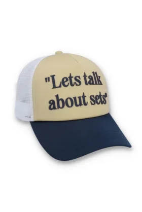 Gorra clásica beige Addie Slogan de neopreno con parte trasera de malla