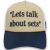 Gorra clásica beige Addie Slogan de neopreno con parte trasera de malla