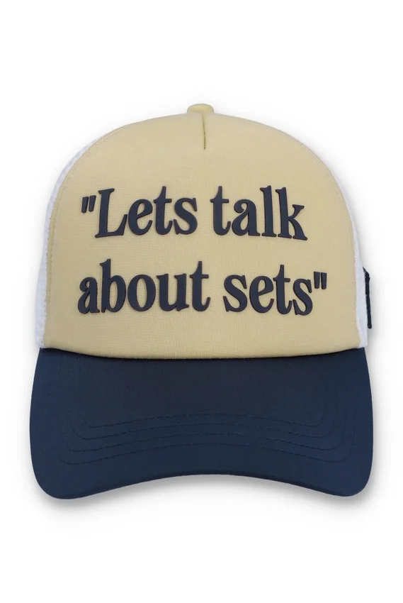 Gorra clásica beige Addie Slogan de neopreno con parte trasera de malla