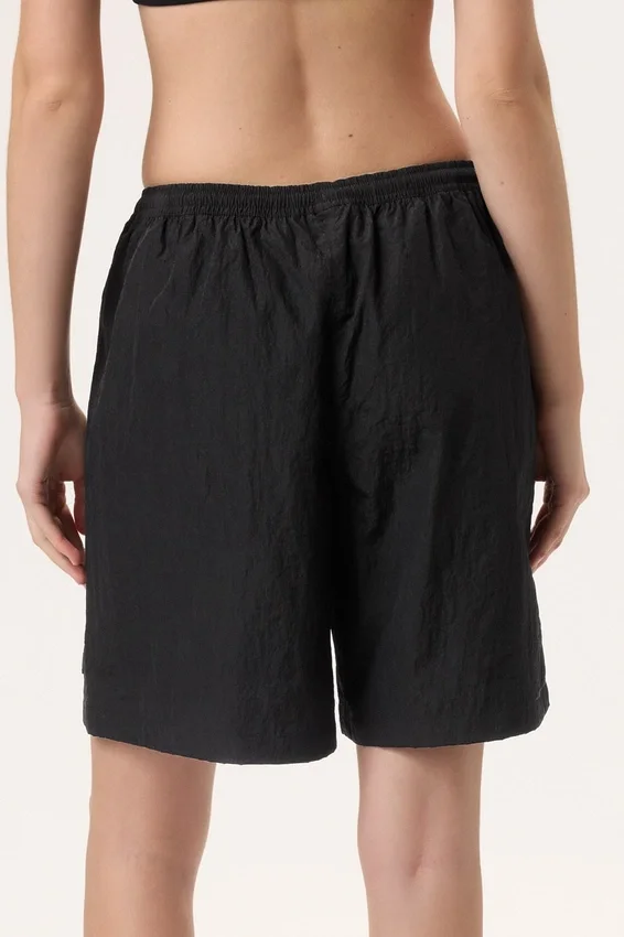 Pantalones cortos arrugados negros Fila x Hailey Bieber