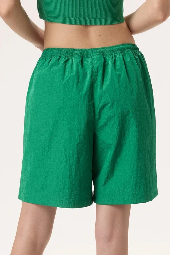 Pantalones cortos arrugados verdes Fila x Hailey