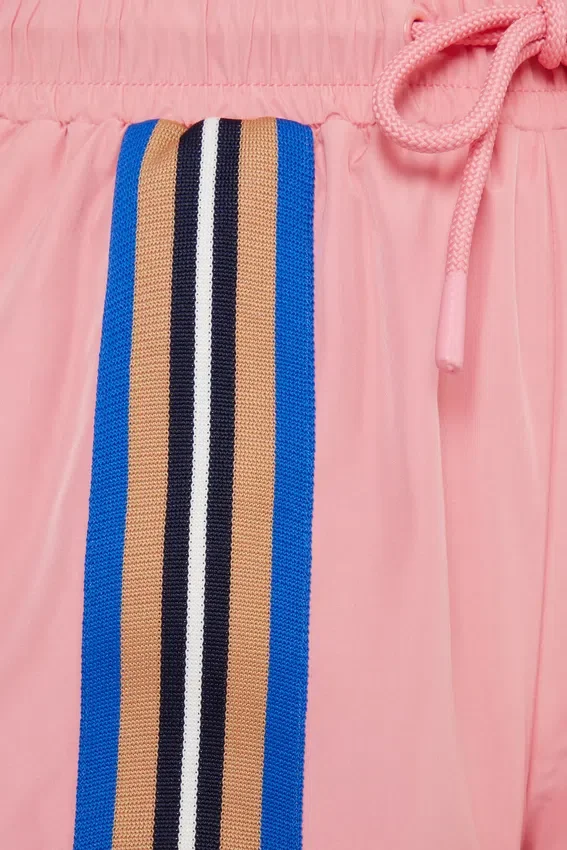 Pantalones cortos rosas con detalle de cinta