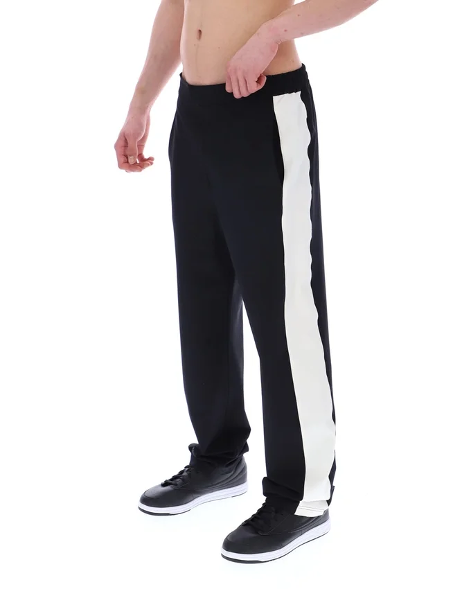 Pantalones negros inspirados en el tenis de Ali