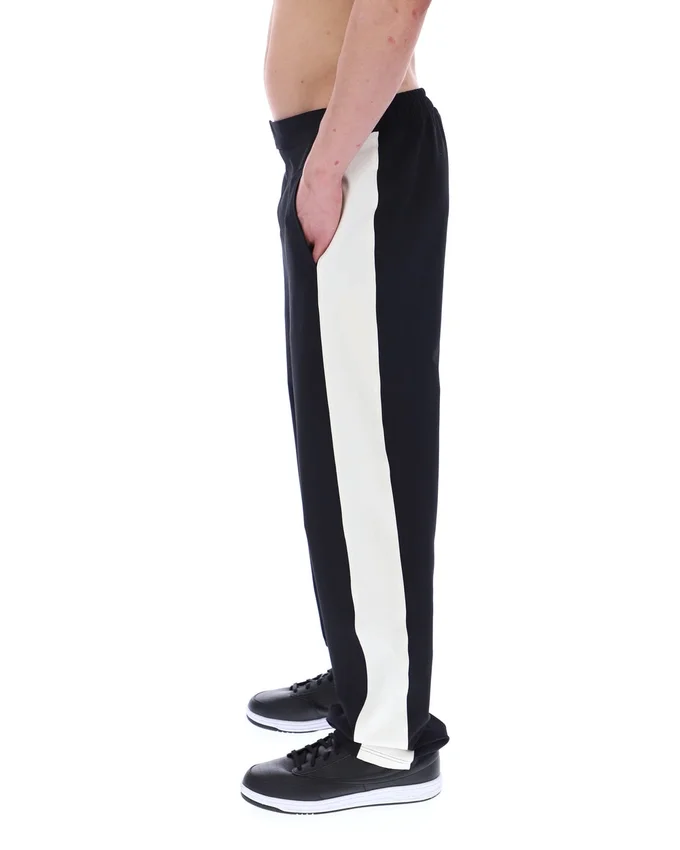 Pantalones negros inspirados en el tenis de Ali