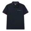 Polo de manga corta con logotipo en bloques de color rojo, azul, en pantalones cortos