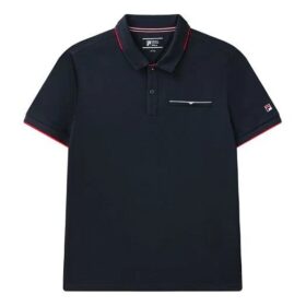 Polo de manga corta con logotipo en bloques de color rojo, azul, en pantalones cortos