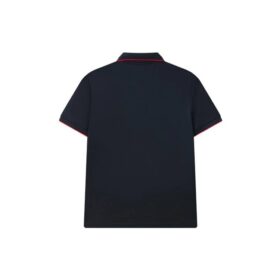 Polo de manga corta con logotipo en bloques de color rojo, azul, en pantalones cortos