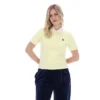 Polo Juno Fitted Iconic en amarillo cera