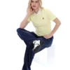 Polo Juno Fitted Iconic en amarillo cera