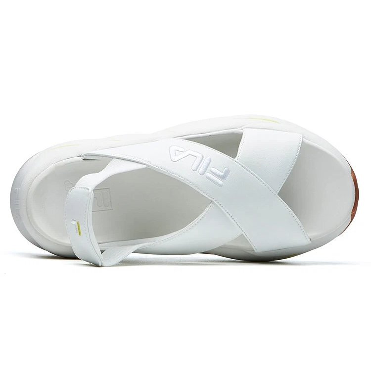 Sandalias deportivas en blanco brillante