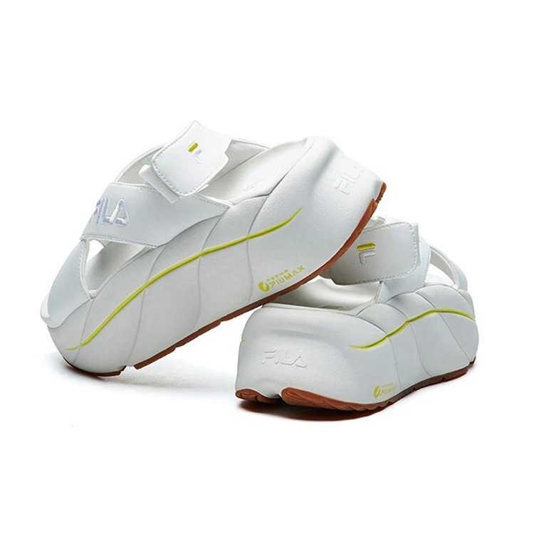 Sandalias deportivas en blanco brillante