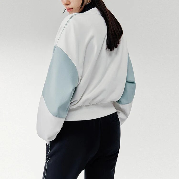 Sudadera deportiva de cuello alto con media cremallera y capucha en colores contrastantes, blanca