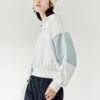 Sudadera deportiva de cuello alto con media cremallera y capucha en colores contrastantes, blanca