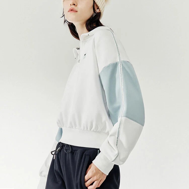 Sudadera deportiva de cuello alto con media cremallera y capucha en colores contrastantes, blanca