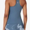 Top azul de tenis Essential con espalda en forma de U