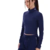 Top corto de cuello alto Heidi en azul marino