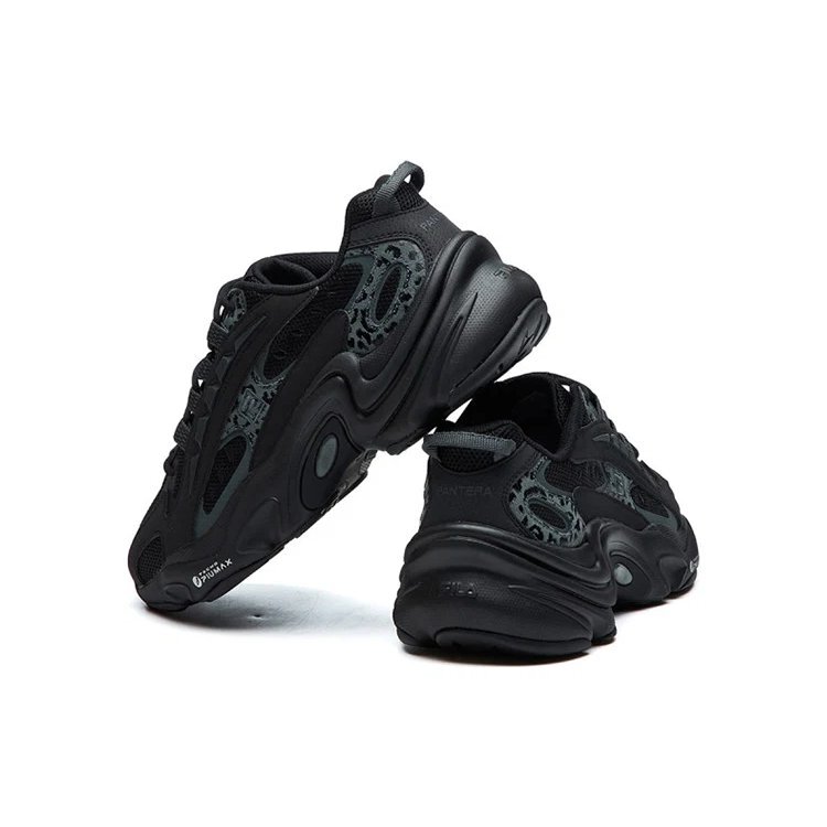 Zapatillas de correr de caña baja con estampado de leopardo, color negro