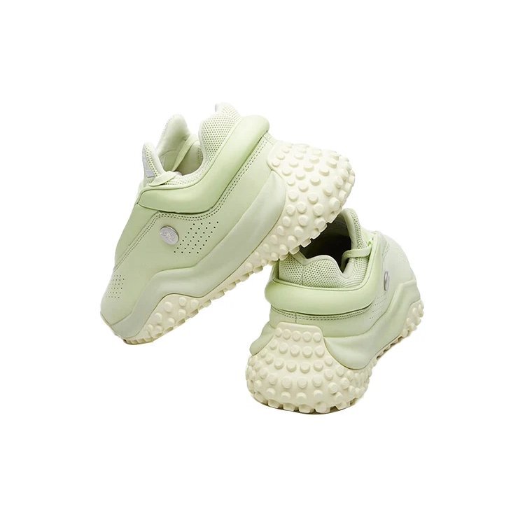 Zapatos Mihara x Fila FM7 con lunares, color blanco