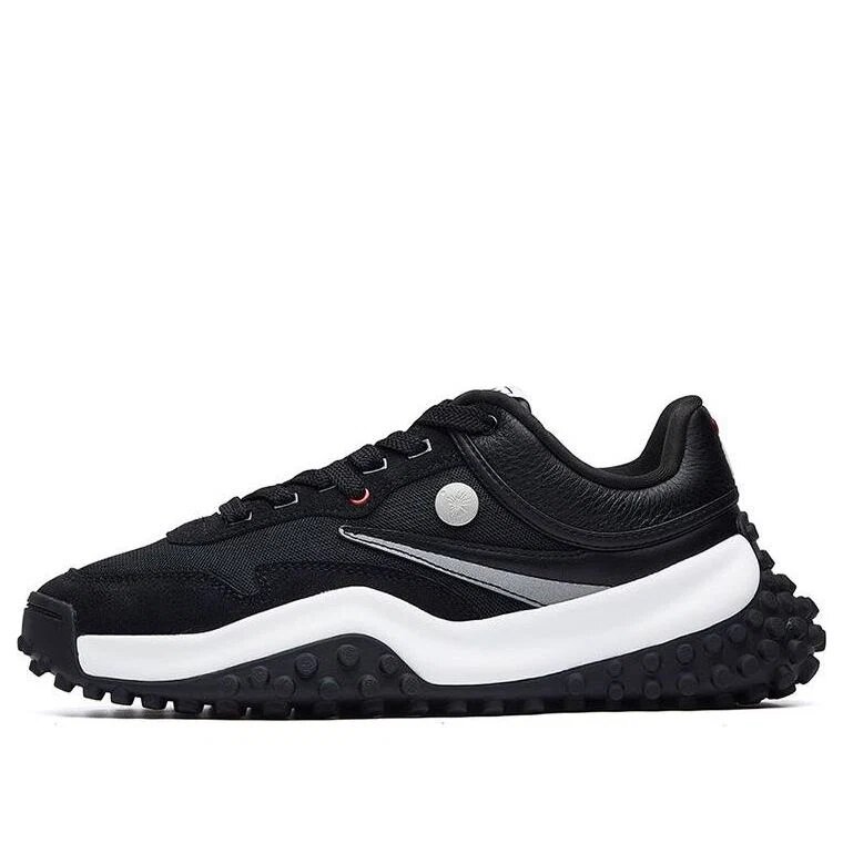 Zapatos Mihara x Fila T1 con lunares, color negro