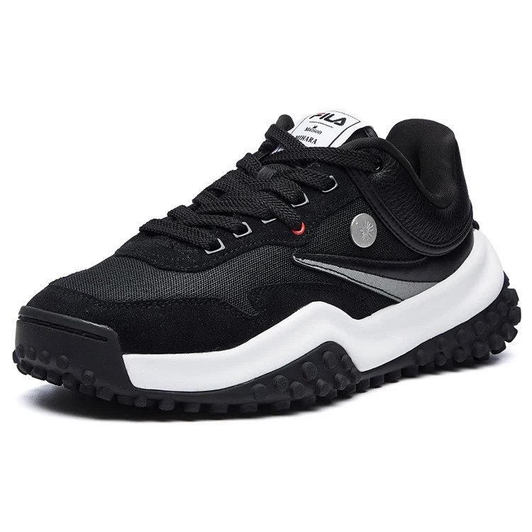 Zapatos Mihara x Fila T1 con lunares, color negro