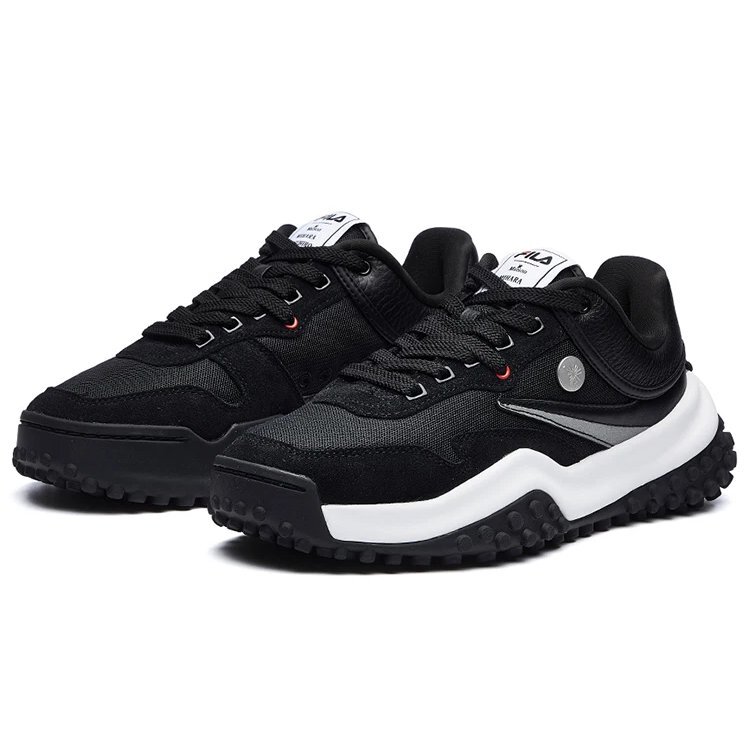 Zapatos Mihara x Fila T1 con lunares, color negro