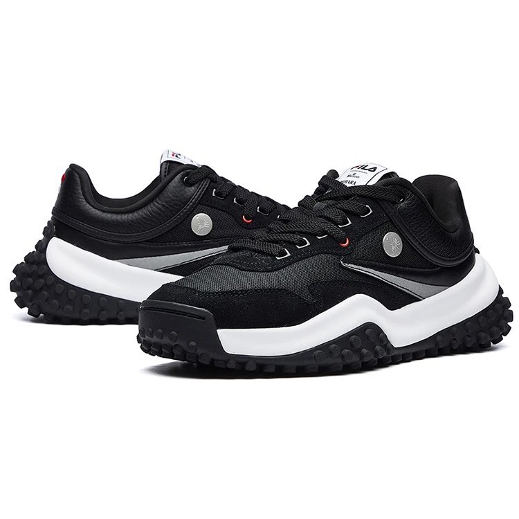 Zapatos Mihara x Fila T1 con lunares, color negro